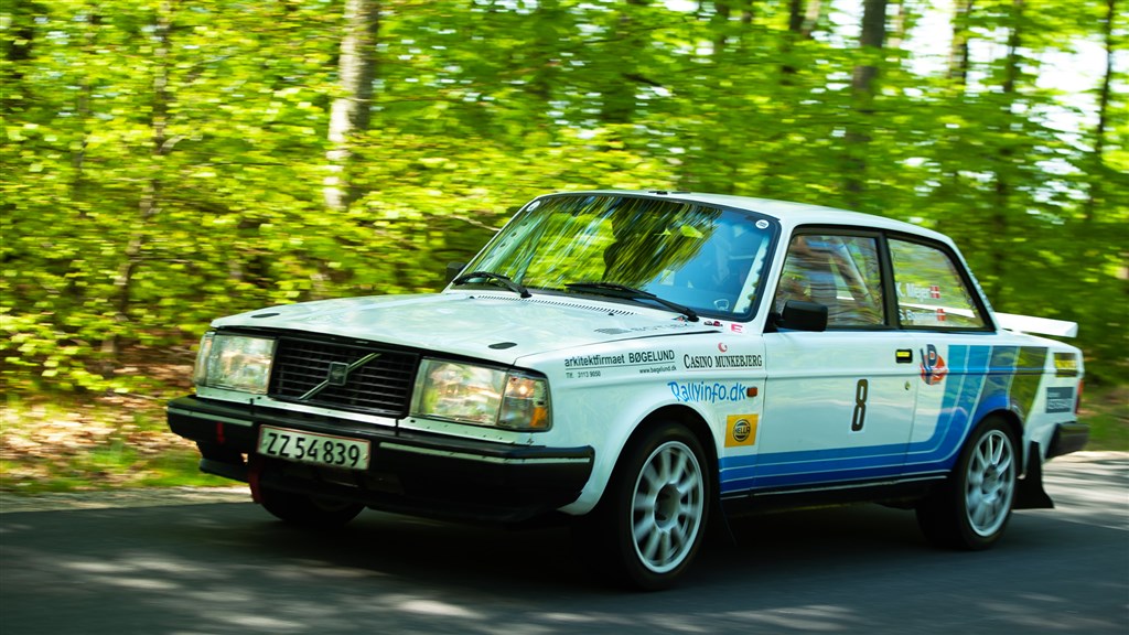 Kurt Mejer har stadig god fart i den hurtige Volvo 242 Turbo, og køret sig ind på en 3. plads i klasse 7B i Lindum Skov Hillclimb.
(Foto: rallypics.dk / Viggo Johansen)
